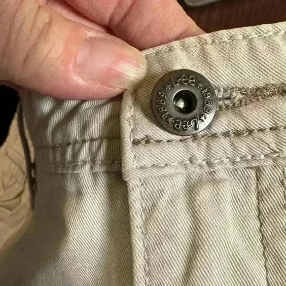 Lee Women's Lower On The Waist Shorts Beige Size 14 Medium. Pockets. 4.5” Inseam - Picture 6 of 7